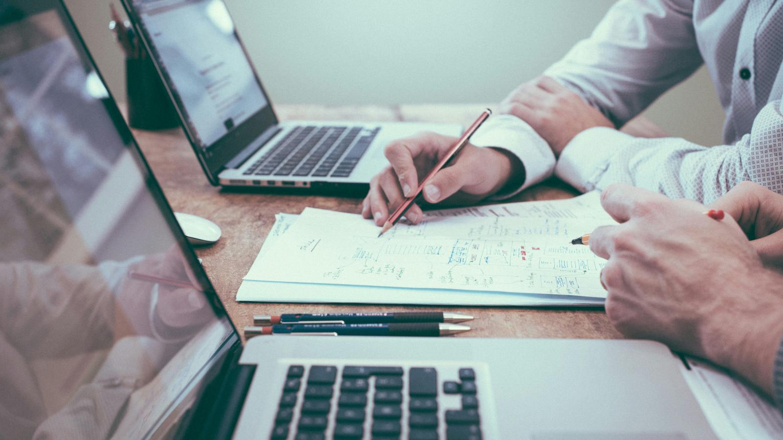 Planification des besoins en matériaux (PRM) et planification des ressources intégrées (ERP) : principales différences et applications modernes