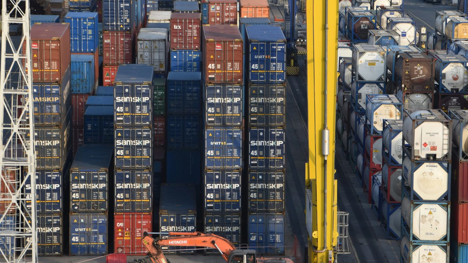 Naviguer dans les tarifs douaniers et l’incertitude économique : trois façons dont un ERP moderne peut promouvoir l’agilité des affaires en période d’imprévisibilité  